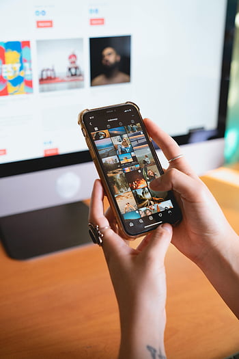 akıllı telefon, instagram beslemesi, bilgisayar ekranı, kapatmak, Göz atma, sosyal medya, mobil cihaz, dijital içerik, Çevrimiçi katılım, Teknoloji Kullanımı, Telefon Tutan Eller
