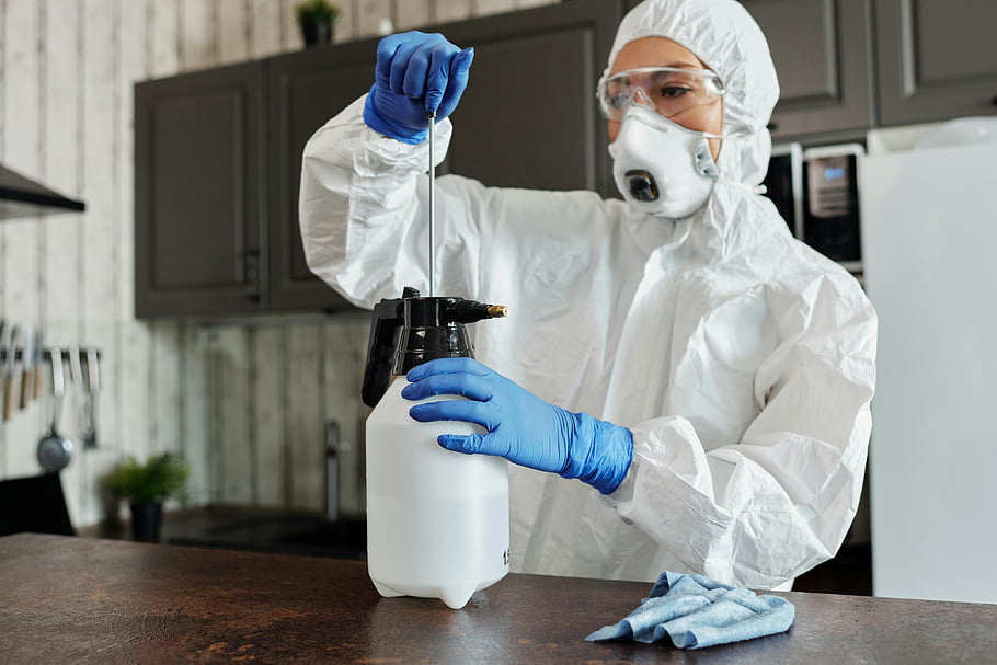 vestito di ive, disinfezione del posto di lavoro, bomboletta spray, equipaggiamento protettivo, individuo in tuta protettiva, processo di pulizia, indumenti protettivi, misure igieniche, Precauzioni di sicurezza, sicurezza sul lavoro