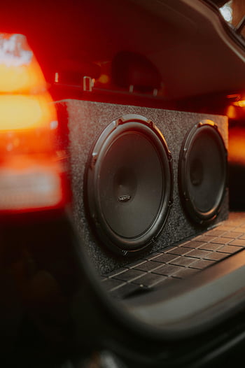 araba subwoofer'ları, çift ​​subwoofer, araba bagajı, parlayan ışıklar, kapatmak, araç sesi, Hertz hoparlörler, araba hoparlörleri, araba ses sistemi, gövde hoparlörleri, araba subwoofer kurulumu