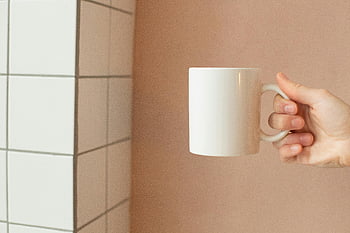 tazza bianca, mano che tiene tazza, sfondo minimalista, Foto interno, tazza in ceramica bianca, sfondo minimalista per interni, parete piastrellata bianca, design minimalista, mano con tazza, stile minimalista, sfondo pulito