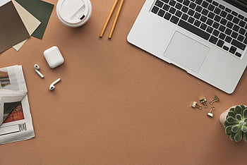 laptop, Kawa, airpods, płaski układ, Nowoczesne miejsce robocze, wydajność, konfiguracja biurka, materiały biurowe, ołówki, Gazeta, soczysta roślina
