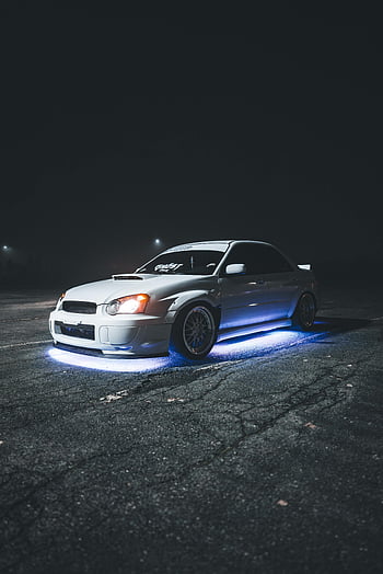 Upravené Subaru Impreza WRX STI, bílé subaru auto, LED podsvícení, slabě osvětlené parkoviště, noc, estetika pouličních závodů, fotografování automobilů, automobilového průmyslu, vlastní auto, výkonné auto, noční fotografie