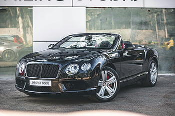 schwarzes Bentley Cabrio, Luxusauto, städtische Straße, Hochwertiges Bild, geparktes Auto, Bentley Cabrio, Schwarzer Bentley, städtische Parkplätze, Luxusfahrzeug, Cabrio, Straße geparkt