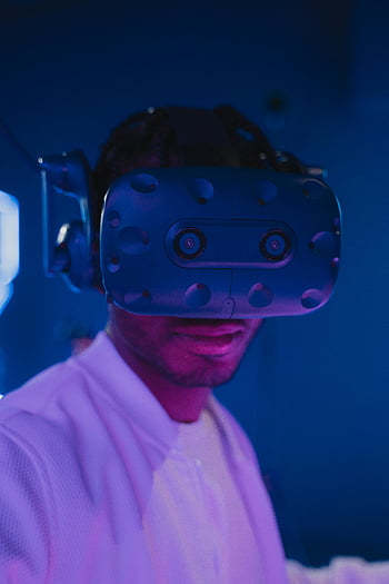 سماعة رأس،  الواقع الافتراضي،  رجل يرتدي VR،  قريب،  أضواء وردية،  أضواء زرقاء،  تجربة VR،  الألعاب،  تقنية،  تجربة غامرة،  وسائل الترفيه