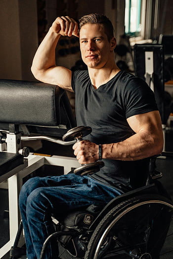 Muž na invalidním vozíku, činka, vzpírání, síla, odhodlání, tělocvična, zdatnost, adaptivní sportovec, cvičení, motivace, zmocnění