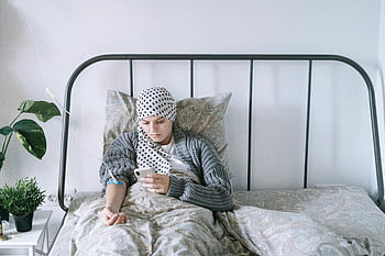 امرأة في السرير،  العلاج الكيميائي،  سرير المستشفى،  هاتف ذكي،  الأمل والشفاء،  معالجة السرطان،  رعاية طبية،  انتعاش المريض،  الرعاىة الصحية،  طريح الفراش،  عملية المعالجة