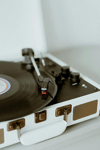 valkoinen matkalaukkulevysoitin, vintage vinyylilevysoitin, Kannettava levysoitin, klassinen levysoitin, lähikuva levysoittimesta, matkalaukun suunnittelu, vinyyli levysoitin, retro-levysoitin, valkoinen levysoitin, kannettava matkalaukku, vintage -äänilaitteet