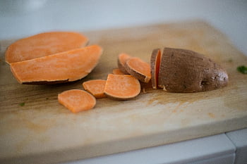 patata dolce, patata dolce a fette, tagliere di legno, Cucinare l'ispirazione, avvicinamento, fotografia di cibo, mangiare sano, fette d'arancia, Preparazione della cucina, ricetta vegetariana, ricetta vegana