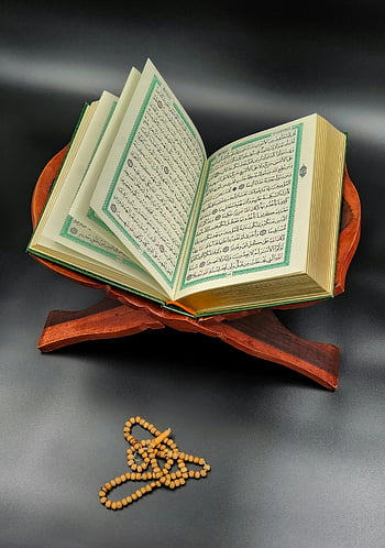 coran, Ramadan, chapelet de prière, support en bois, spiritualité, âme nourrissante, Coran ouvert, islamique, religieux, livre sacré, prière