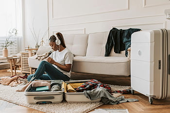 donna imballaggio, valigia, soggiorno, cuffie, Prepararsi per il viaggio, giovane donna, pavimento, Abiti, viaggio, casa, bagaglio