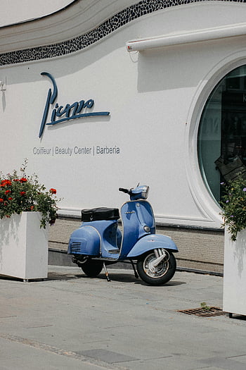mavi motorlu scooter, güzellik Merkezi, güneşli gün, Dışarıda park edilmiş, klasik scooter, vespa, Piccolo coiffeur, açık sahne, kentsel ayarı, Çiçek saksıları, beyaz bina