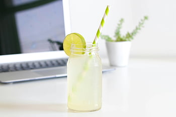 limonáda, mason jar, plátkem limetky, osvěžující nápoj, čerstvý džus, Citrusový nápoj, Občerstvení kanceláře, zdravý nápoj, letní nápoj, Nápoj stolu, zelená sláma