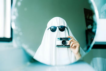 kostým duchů, halloween duch, duch z listu, sluneční brýle duch, duchové fotí, zrcadlový odraz, duch kamery, nápaditý kostým, halloweenský kostým, duch s kamerou, duch v zrcadle