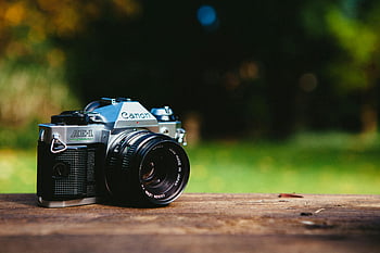 canon ae-1, bağbozumu kamera, analog kamera, tahta masa, açık fotoğrafçılık, yeşil arka plan bulanık, klasik kamera, yakın çekim, dış mekan ayarı, kamera merceği, Canon markası