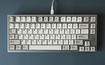 メカニカルキーボード、 灰色のキーボード、 白い鍵、 上面図、 テクノロジーの優雅さ、 平野表面、 ワイヤー付きキーボード、 機械キー、 洗練されたデザイン、 キーボード、 机のセットアップ