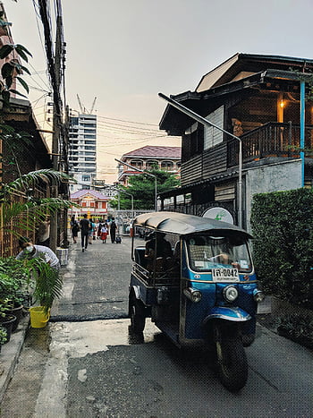 Scéna Bangkok Street, tuk-tuk, tradiční architektura, moderní architektura, městské krajiny, Street View, městský život, Thajsko, pouliční fotografie, cestovní fotografie, Pouliční doprava