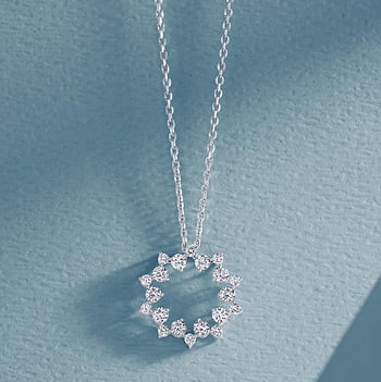 Colar de pingente de diamante, cordão de prata, close-up tiro, fundo azul texturizado, jóias com diamantes, joias de prata, jóias pendentes, jóia fina, jóias de luxo, Acessórios de diamante, Acessórios de prata