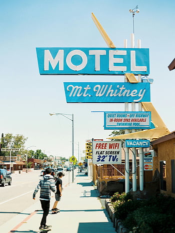 Motel Mt. Whitney, vintage motel cedule, Biskup Kalifornie, klasická architektura u silnice, slunečný den, tiché pokoje, vířivky na pokoji, plavecký bazén, Zdarma wifi, ploché televizory, Znamení neobsazenosti