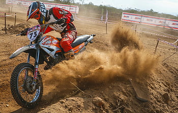 motocross, dirt bike, lovas, salakpálya, Por felrúgása, dinamikus jelenet, terep, motorkerékpár versenyzés, kültéri sportok, akció lövés, verseny