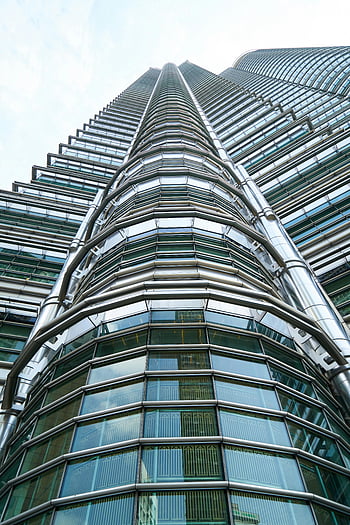 Petronas Twin Towers; Petronas Zwillingstürme, Flachwinkelaufnahmen, Hochhaus, klarer Himmel, ikonische Architektur, Kuala Lumpur, Malaysia, moderner Wolkenkratzer, städtische Skyline, Glasfassade, Stahlstruktur