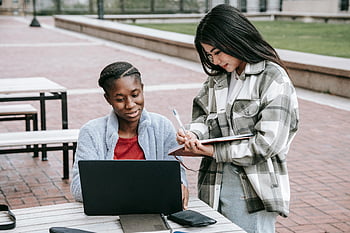 Pozytywni studenci wieloetniczni, pracować razem, różnorodne studentki, współpraca na zewnątrz, laptop, notatnik, uczenie się, Praca zespołowa, Badanie na świeżym powietrzu, Współpraca edukacyjna, praca zespołowa wielokulturowa