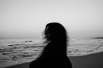 익명의 여성, 바닷가, 실루엣, 흐르는 머리, 평화로운 해변, 고독, 평온, 검정색과 흰색, 대양, 파도, 해안