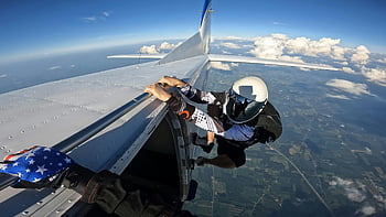 skydiver, σφιχτή πόρτα αεροπλάνου, συναρπαστικό άλμα, αλεξιπτωτισμό ελευθέρας πτώσεως, αεροσκάφος, κράνος αλεξιπτωτιστή, εξοπλισμός αλεξιπτωτιστή, σημαία αλεξιπτωτιστή, εναέρια θέα, σύννεφα, Μεγάλο υψόμετρο