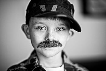chłopak, fałszywe wąsy, portret, dziecko, czarny i biały, żołnierz, wąsy, armia, młody, kamuflaż