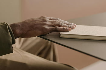 tangan menyentuh buku catatan, buku catatan krem, bidikan close-up, desain minimal, latar belakang yang diredam, buku catatan tangan, Gaya minimalis, warna lembut, komposisi sederhana, permukaan bertekstur, estetika tenang