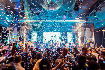 Lidé na večírku, Vibrující noční klub, Mantua Itálie, živý dav, konfety, barevná světla, disco koule, Scéna oslavy, Slavnostní atmosféra, párty noc, Klubová událost