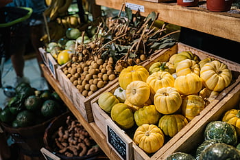 žlutá cuketa, zelená squash, hnědá dřevěná bedna, stánek na místním trhu, Čerstvé dýně, podzimní setkání, zeleniny displej, zeleninu na trhu, podzimní produkce, sezónní sklizeň, dřevěné bedny