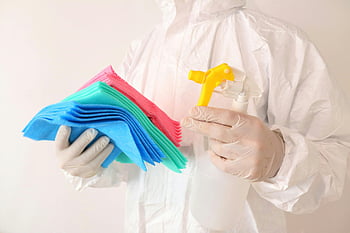 vit PPE, handskar, rengöringsdukar, sprayflaska, hygien, säkerhet, personlig skyddsutrustning, städtillbehör, skyddsdräkt, desinfektion, sanering