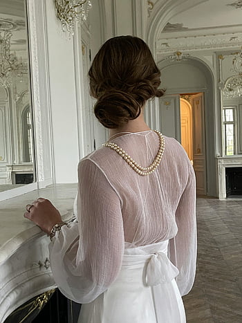 elegantní žena, bílé šaty, perlový náhrdelník, Luxusní interiér, zpětný pohled, elegantní móda, prastarý styl, sofistikovaný vzhled, Vnitřní nastavení, Klasická krása