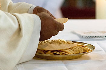 Feier der Eucharistie, heilige Messe, Gemeinschaft, Kirche, Religion, Christentum, katholisch, Anbetung, Kommunionswaffeln, das Brechen von Brot, Priester