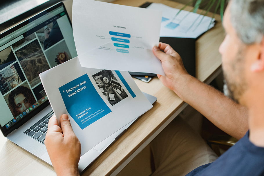 analyse, man aan het werk, visuele grafieken, laptop, werkruimte, het bekijken van artikelen, moderne zaken, verkoopfunnel, zakelijke grafieken, bureau, kantoorwerk