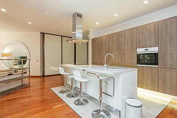 Küchenzone, minimalistische Möbel, moderne Geräte, Geräumige Studio -Wohnung, Schlanke, zeitgenössische Küche, Kücheninsel, Barhocker, Holzkabinen, Studiowohnung, Modernes Küchendesign, zeitgenössisches Küchendesign