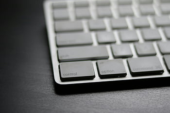 ワイヤレスキーボード、 閉じる、 洗練されたデザイン、 モダンなキーボード、 暗い表面、 フォーカス撮影、 詳細なショット、 制御キー、 オプションキー、 コマンドキー、 ミニマリストデザイン