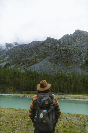 Muž v klobouku, černý batoh, malebné horské jezero, Rusko, venkovní dobrodružství, fotografování přírody, cestovní fotografie, horské krajiny, výhled na jezero, turista, Průzkum divočiny