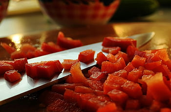 červené papriky, prkénko, kuchyňský nůž, Témata vaření, nakrájenou zeleninu, fotografování potravin, detailní fotografie, zdravé ingredience, kulinářské umění, příprava jídla, Vegetariánské recepty