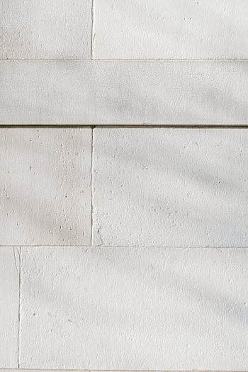 bílá kamenná zeď, stín, slunečního světla, detailní pohled, minimalistický, geometrické vzory, textura kamene, architektonický detail, přirozené světlo, design stěny, hra stínů