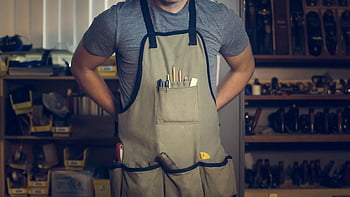 craftsperson, grijs shirt, schort, hulpmiddelen, detailopname, werk, werkplaats, gereedschapsopslag, professioneel, hands-on, vakmanschap