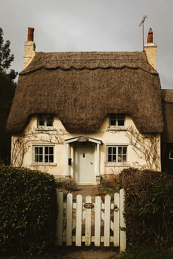 strohgedecktes Häuschen, Cotswolds, England, traditionelle Architektur, malerisches Haus, Weißer Lattenzaun, charmantes Cottage, ländliche Szene, Strohdach, Landschaft nach Hause, englisches Häuschen