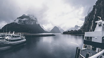 zvuk milford, jihu, lodí, dramatické hory, mlhavý pohled, zatažená obloha, tělo z vody, fotografie ve stupních šedi, Nový Zéland, scénické krajiny, trajekty