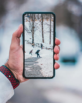 telefon mobil, scena de iarnă, Calea acoperită de zăpadă, oamenii de mers pe jos, fotografie aproape, Afișaj pentru smartphone, mână deține telefon, peisaj de iarnă, activitate in aer liber, Mediu cu zăpadă, Recreere de iarnă