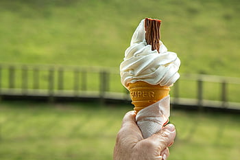 βανίλια sundae, νιφάδα σοκολάτας, μαλακό παγωτό, ηλιόλουστη μέρα, χωνάκι παγωτού, υπαίθριο επιδόρπιο, καλοκαιρινή θεραπεία, παγωτο ΒΑΝΙΛΙΑ, σοκολάτα επικάλυψη, Χειροκίνητο παγωτό, πράσινο φόντο