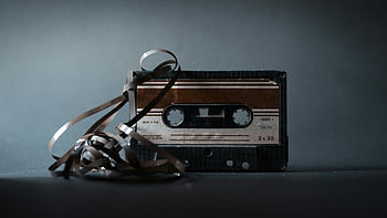 Cassetta retrò, nastro a cassetta vintage, nastro non raffreddato, Sfondo grigio scuro, nostalgia, musicassetta, Vecchia cassetta, nastro musicale, bobina di nastro, audio vintage