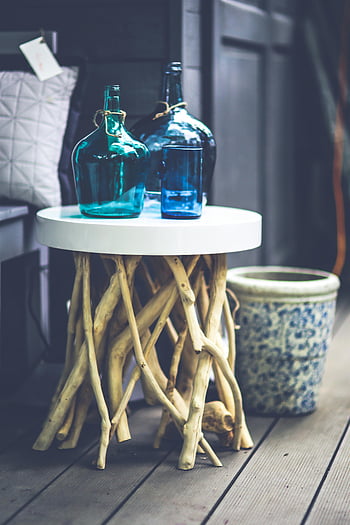 caraffe, tavolo, tavolo in legno rustico, bottiglie di vetro blu, Decorazione d'interni moderna, arredamento rustico, caraffe di vetro, tavolo di legno, interior design, bottiglie blu, mobili rustici