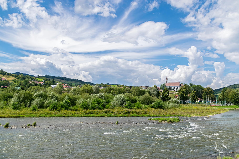stékající voda, idylická letní scenérie, kostel u řeky, Dramatická zakalená obloha, Polská krajina, výhled na řeku, zeleň, venkovské scény, modrá obloha, Village scenérie, Přírodní krásy