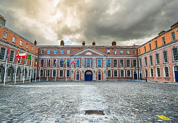 dublinský hrad, historické architektury, nádvoří, vlajky, klasické architektury, náladový nebe, hnědá betonová budova, historické místo, Irsko, evropské architektury, hradní nádvoří