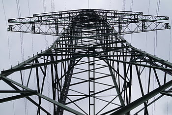 elektřina pylon, Kovový pylon, zatažená obloha, nízký úhel pohledu, černá ocel, elektrické post, vedení, užitný pól, přenosová věž, průmyslová struktura, detailní pohled
